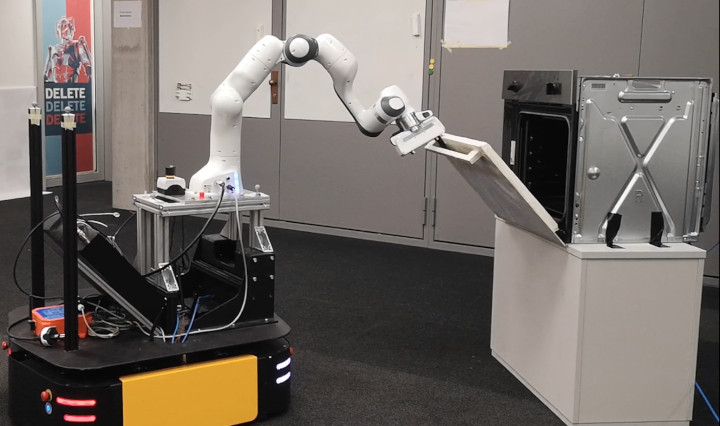 Learning Agent-Aware Affordances for Closed-Loop Interaction with Articulated Objects